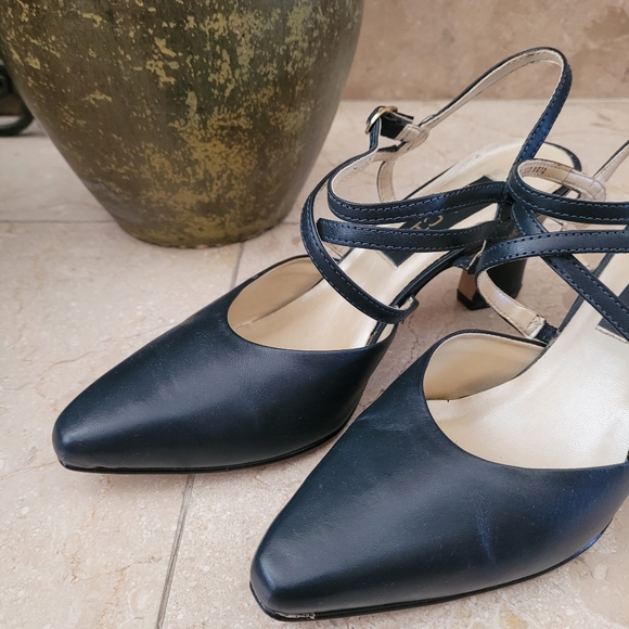 DOLCIS Navy Heels - Picture 2 of 9